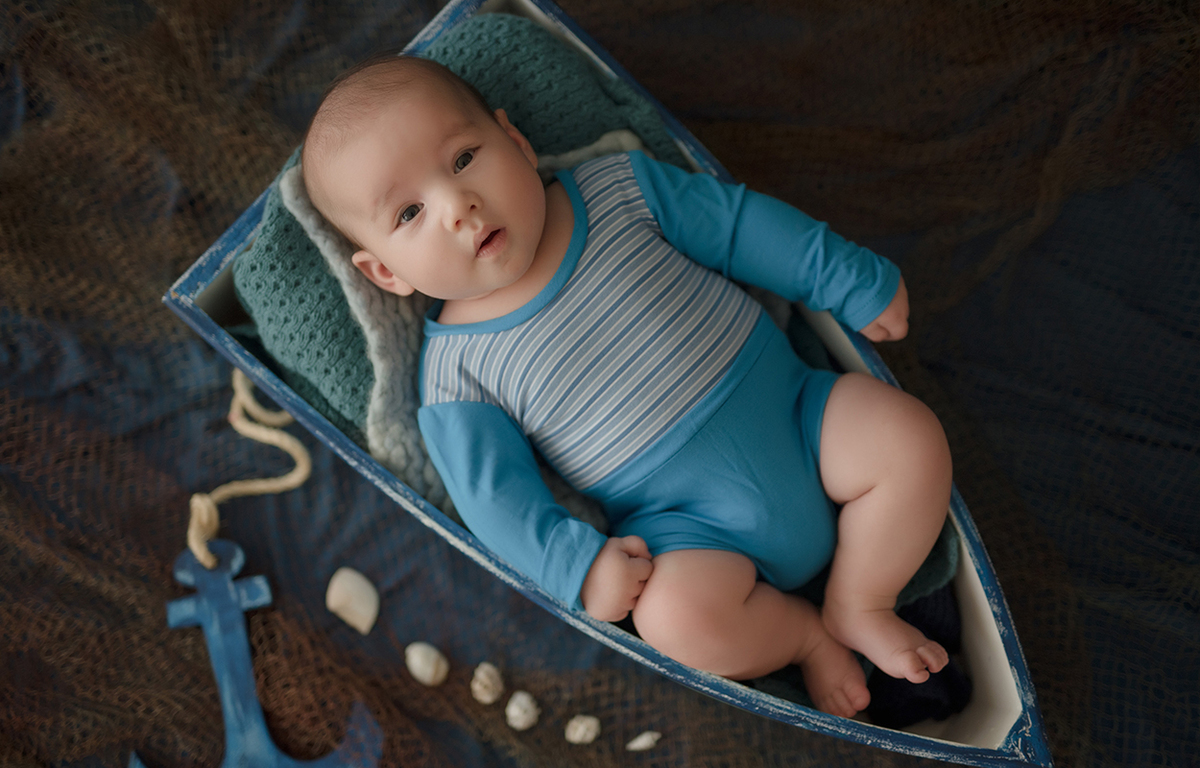 foto de bebe em caxias do sul fotografa morgana perini bebe deitado em barquinho azul