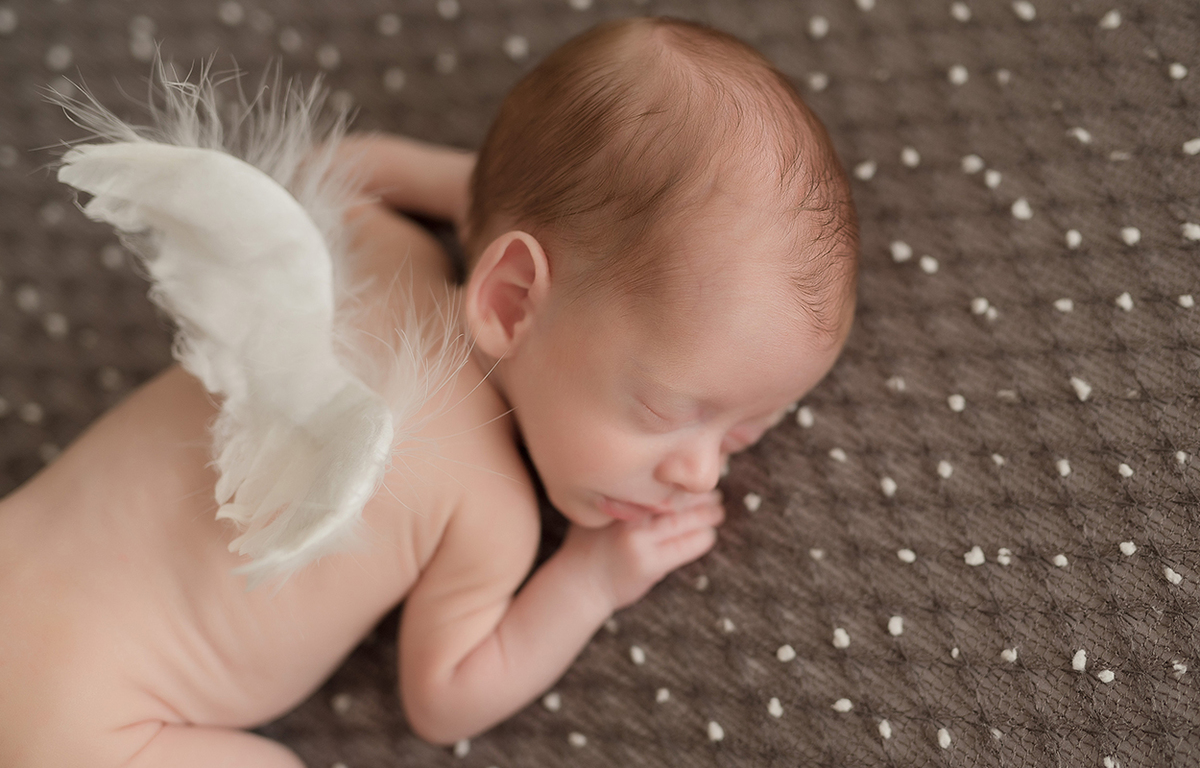 foto newborn em caxias do sul fotografa morgana perini bebe com assinhas de anjo