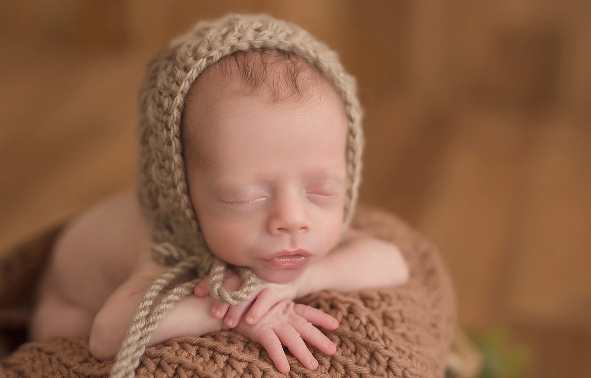 foto newborn em caxias do sul fotografa morgana perini bebe com touca marrom