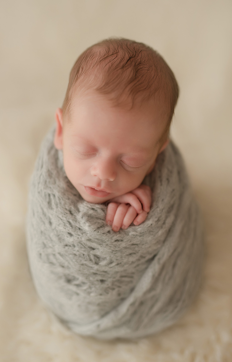 foto newborn em caxias do sul fotografa morgana perini bebe enroladinho em manta cinza