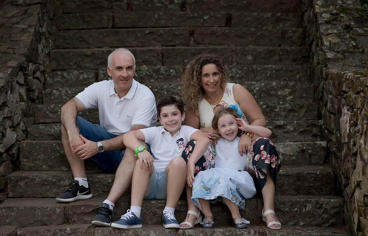 foto de família em caxias do sul fotografa morgana perini familia sentada em escada de pedra