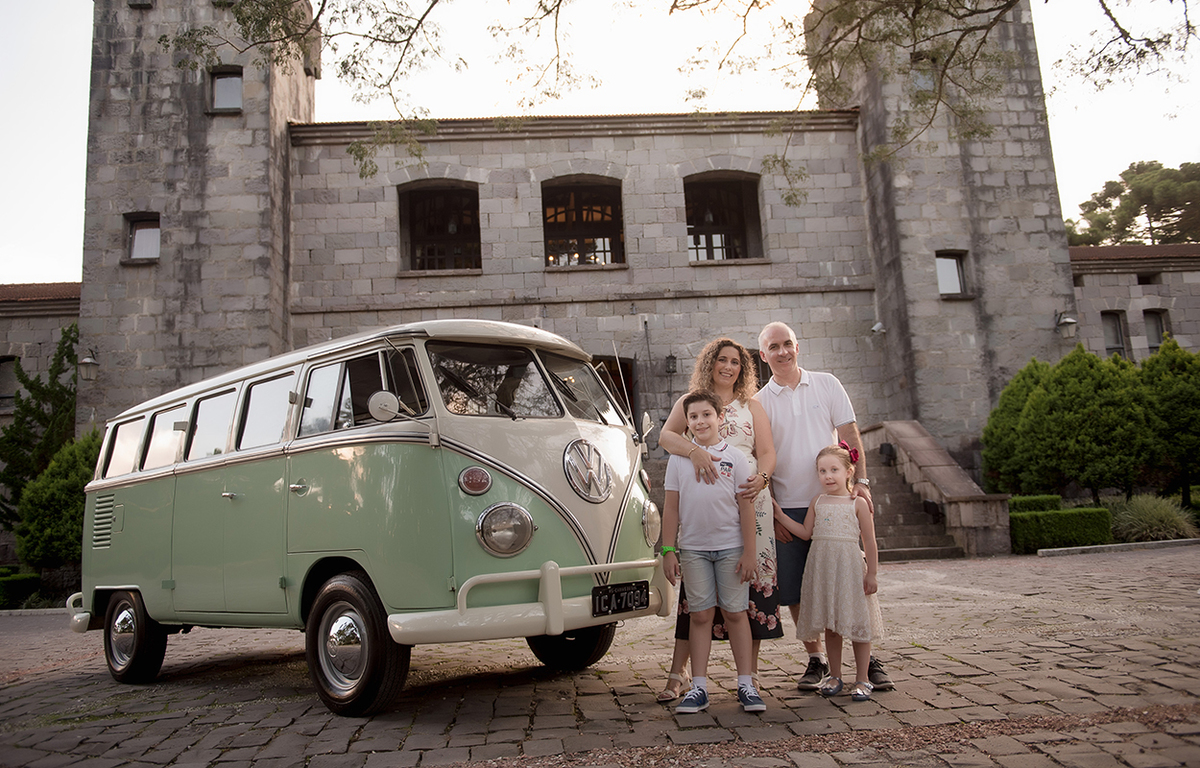 foto de família em caxias do sul fotografa morgana perini familia em frente ao castelo com kombi