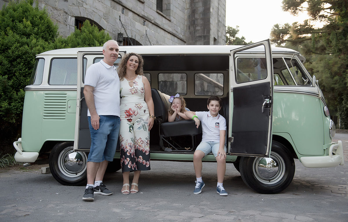 foto de família em caxias do sul fotografa morgana perini famila na kombi