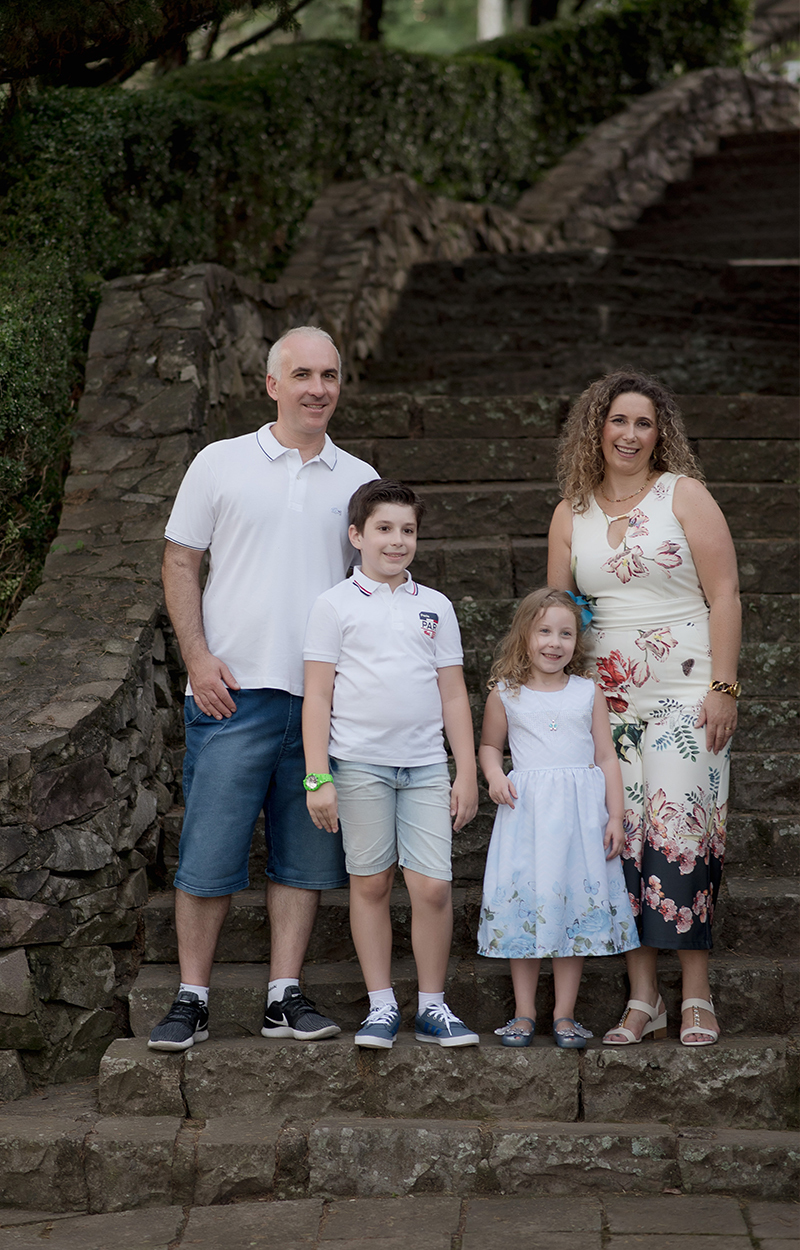 foto de família em caxias do sul fotografa morgana perini familia de pé na escada
