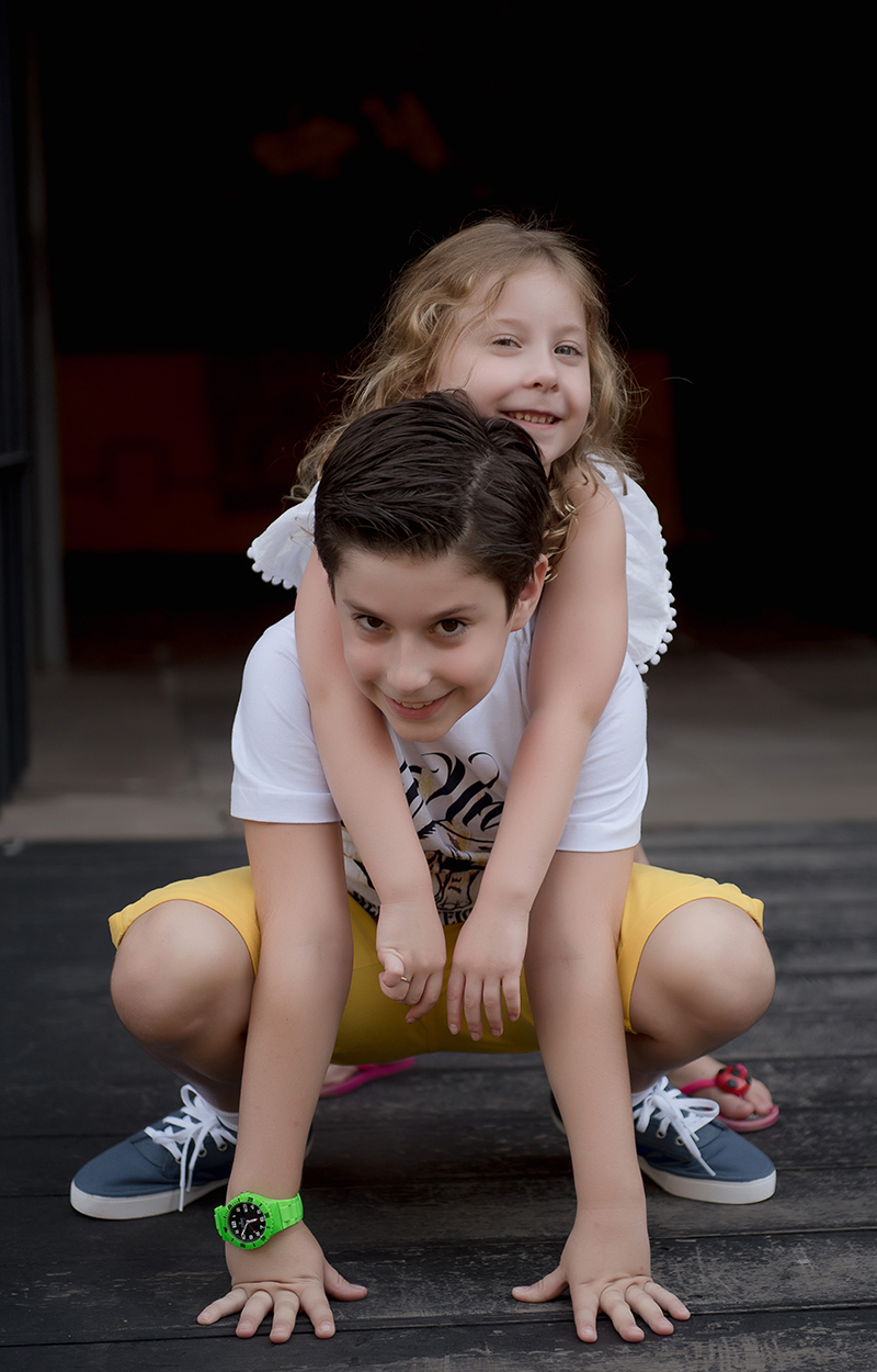 foto de família em caxias do sul fotografa morgana perini irmão brincando