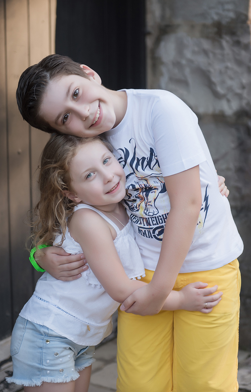 foto de família em caxias do sul fotografa morgana perini casal de irmas se abraçando