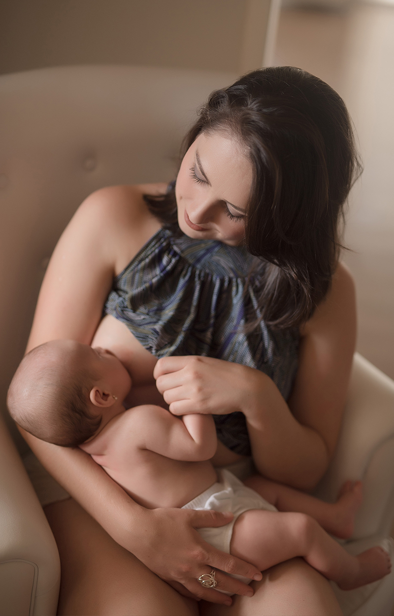 foto de bebe em caxias do sul fotografa morgana perini mae amamentando bebe