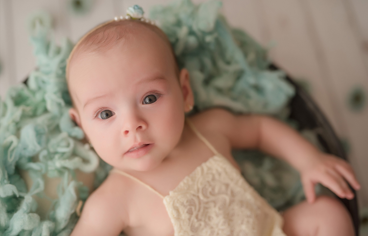 foto de bebe em caxias do sul fotografa morgana perini bebe com roupa bege