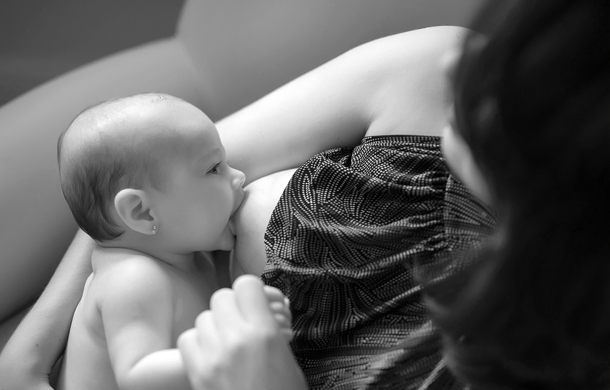 foto de bebe em caxias do sul fotografa morgana perini mamae amamentando bebe foto peb