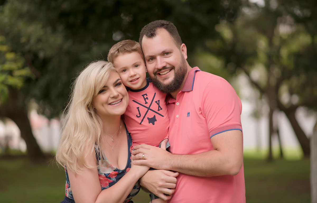 foto de criança em caxias do sul fotografa morgana perini familia abraçada em parquinho