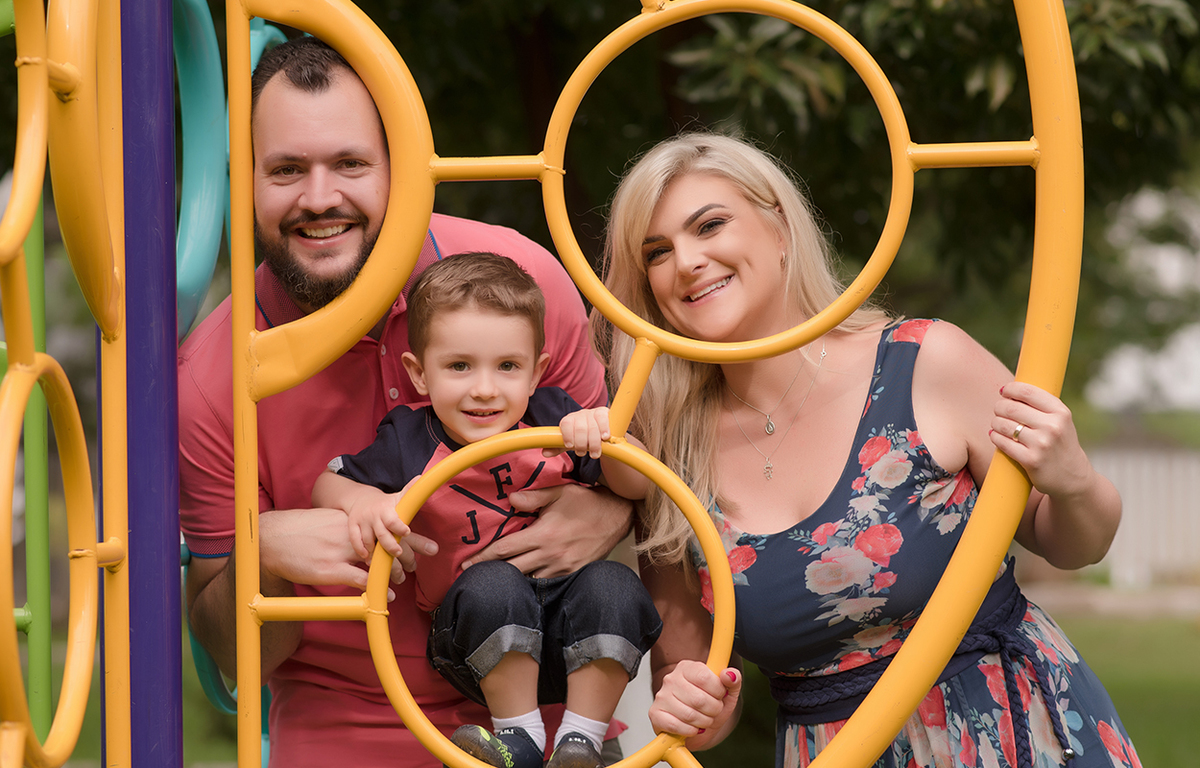 foto de criança em caxias do sul fotografa morgana perini familia brincando em parquinho