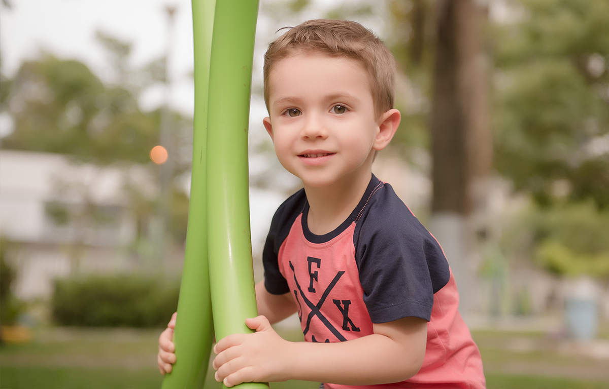 foto de criança em caxias do sul fotografa morgana perini menino em brinquedo no parque