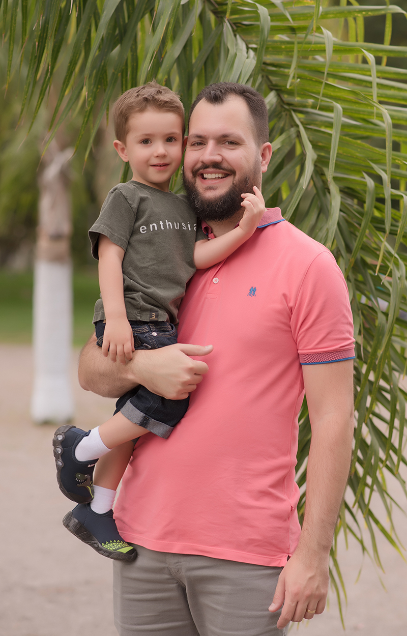 foto de criança em caxias do sul fotografa morgana perini menino no colo do pai