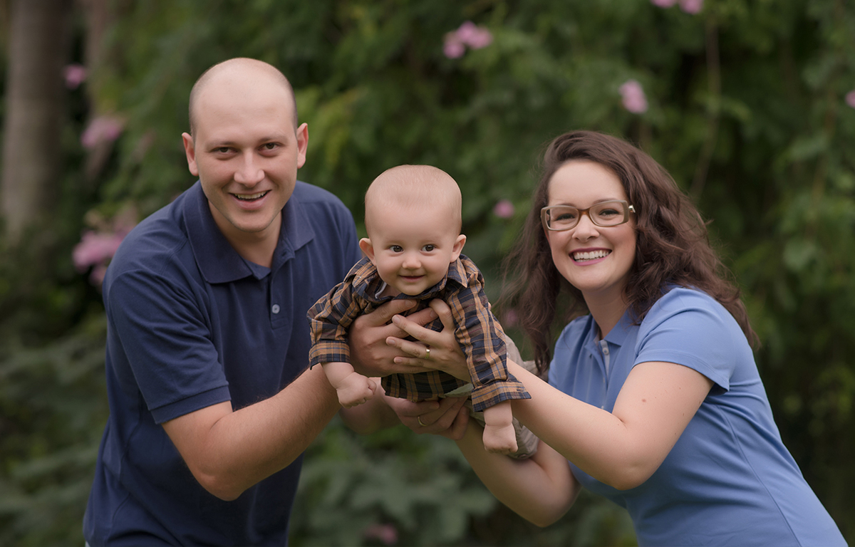 foto de bebe em caxias do sul fotografa morgana perini pais brincando de aviao com bebe