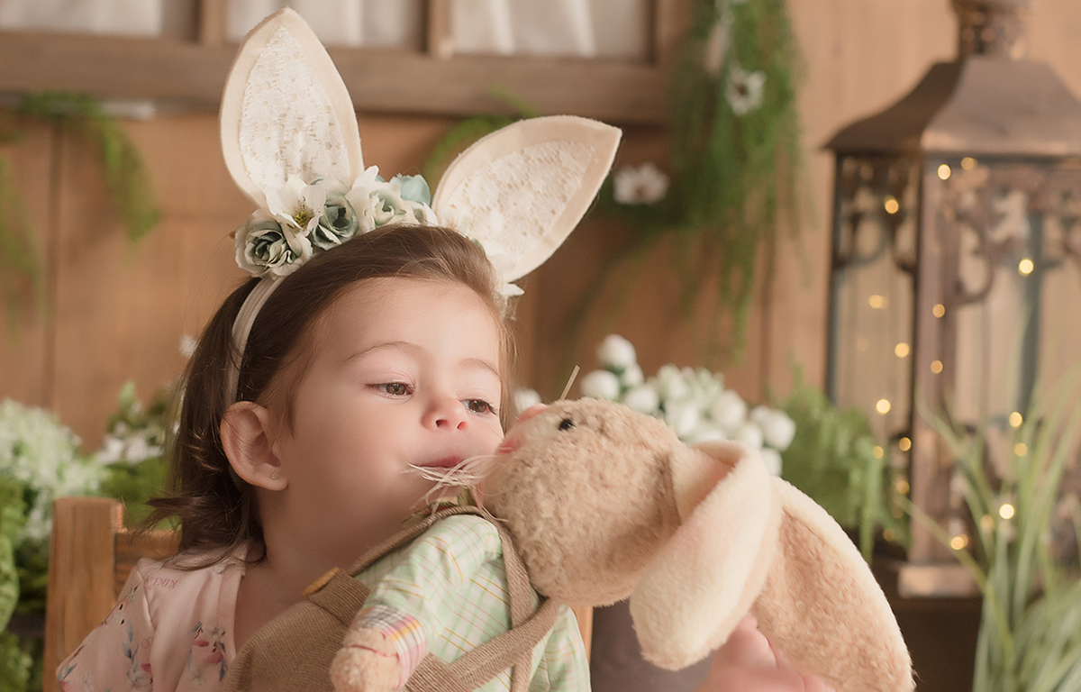 foto de menina em caxias do sul fotografa morgana perini menina beijando coelinho de pascoa
