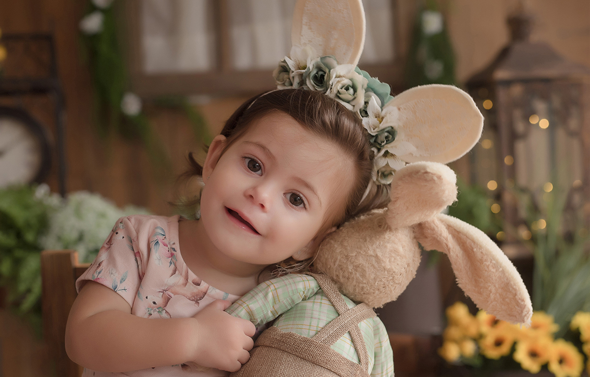 foto de menina em caxias do sul fotografa morgana perini menina abraçada com coelho