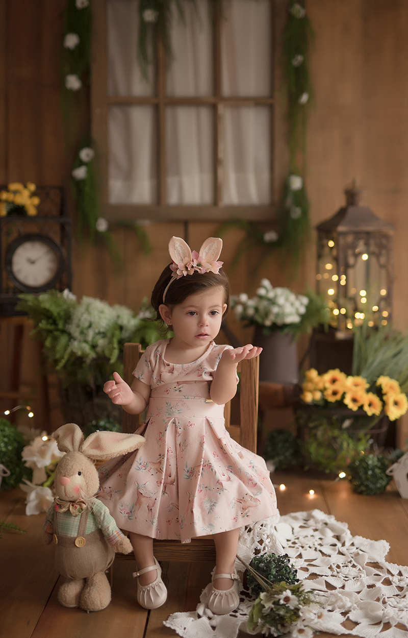 foto de menina em caxias do sul fotografa morgana perini menina sentadinha cenario de pascoa