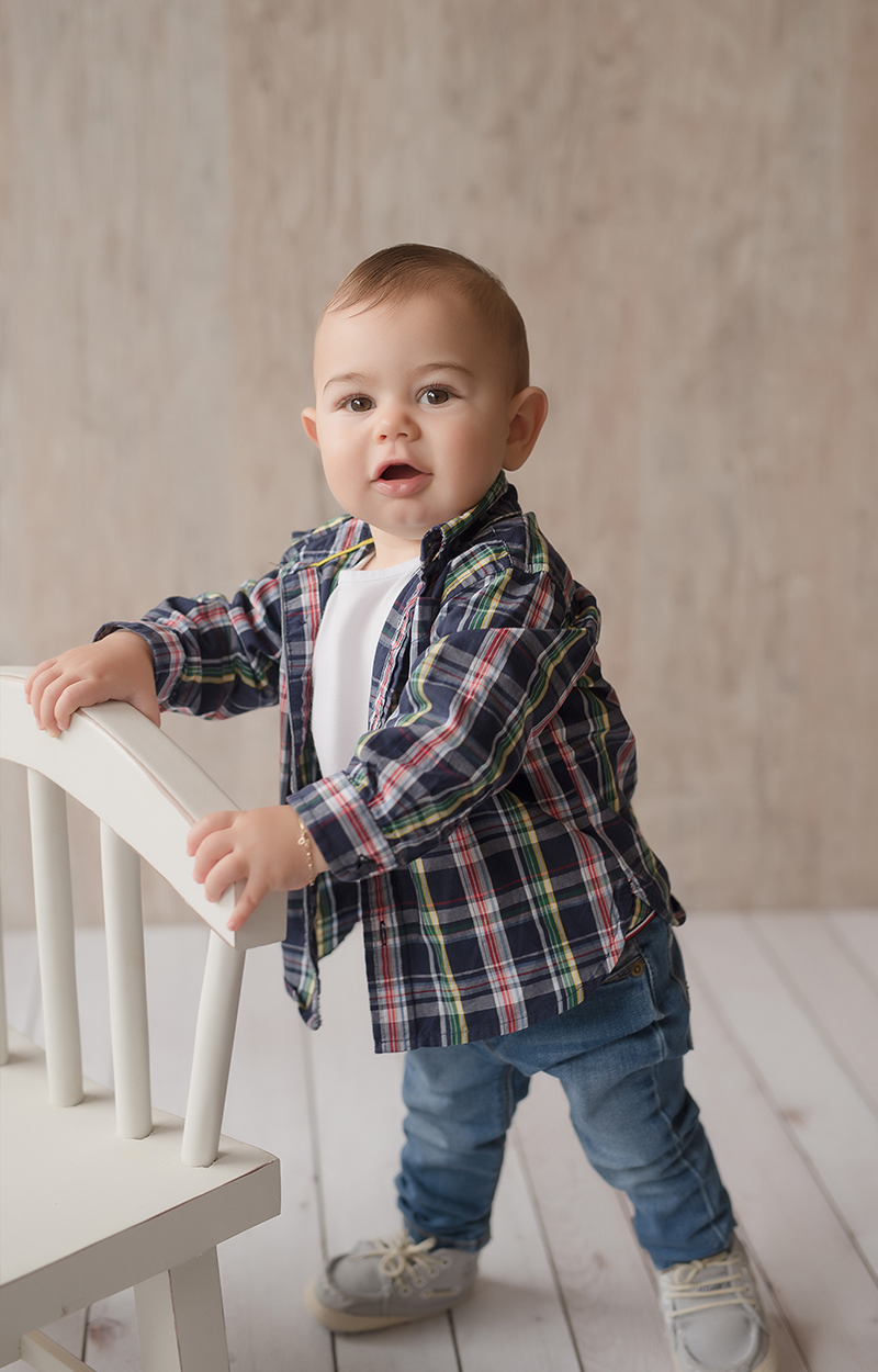 foto de bebe em caxias do sul fotografa morgana perini bebe escorado em cadeira branca