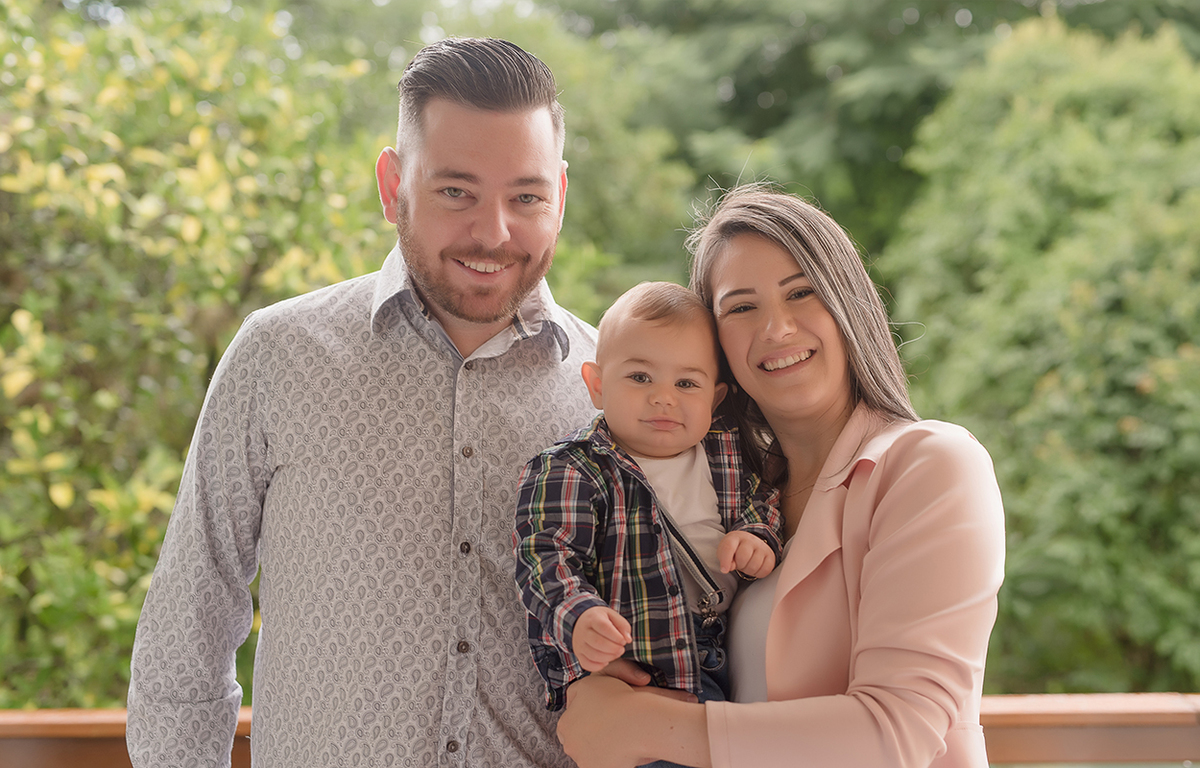 foto de bebe em caxias do sul fotografa morgana perini bebe nos braços dos pais