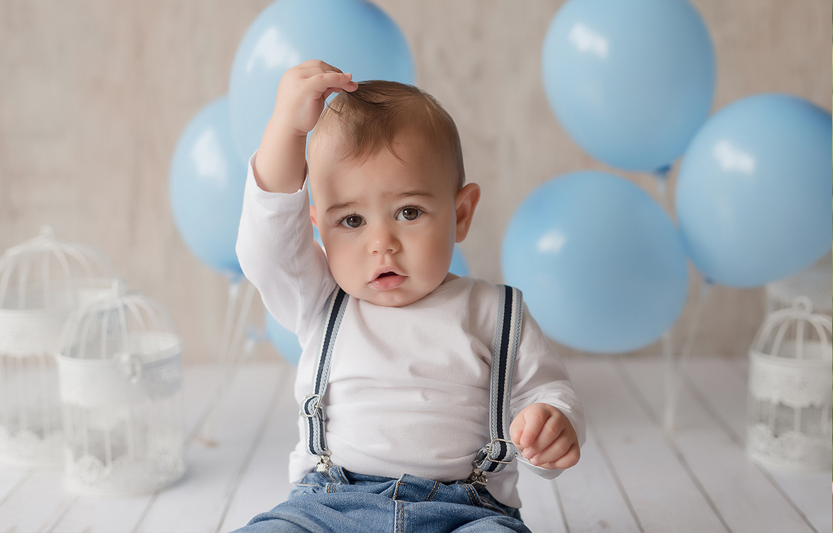 foto de bebe em caxias do sul fotografa morgana perini bebe mexendo no cabelo