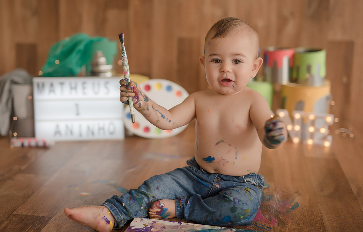 foto de bebe em caxias do sul fotografa morgana perini bebe com pincel sujo de tinta