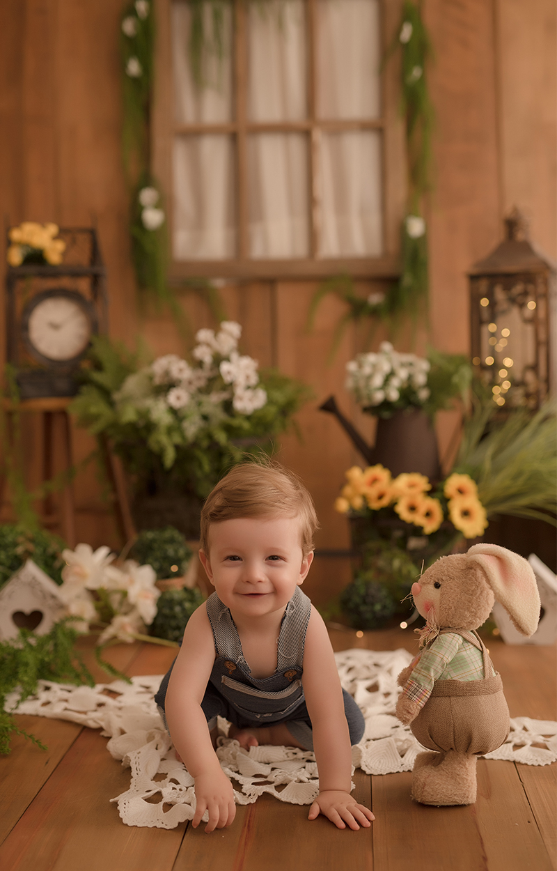 foto de bebe em caxias do sul fotografa morgana perini bebe sorrindo em cenario de pascoa