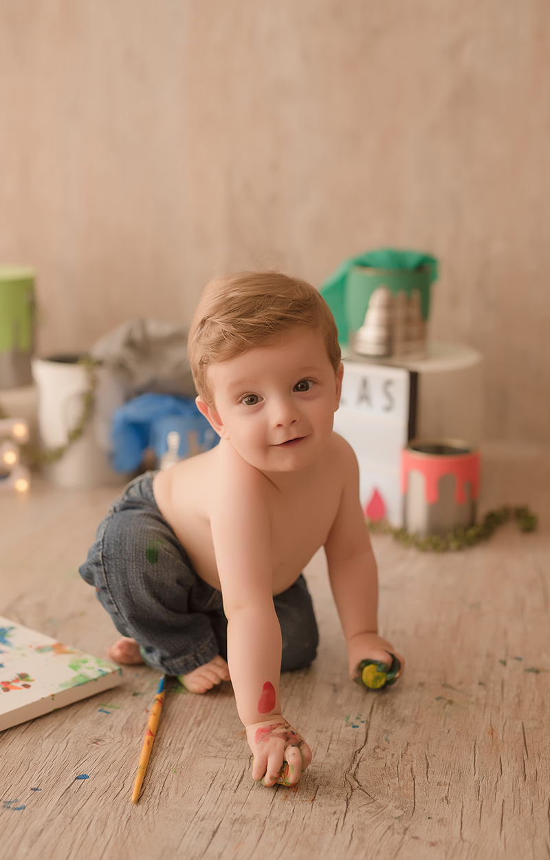 foto de bebe em caxias do sul fotografa morgana perini bebe gatinhando nas tintas