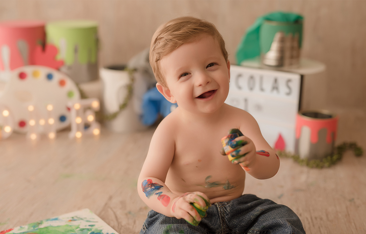 foto de bebe em caxias do sul fotografa morgana perini bebe sorrindo com sujinho de tinta