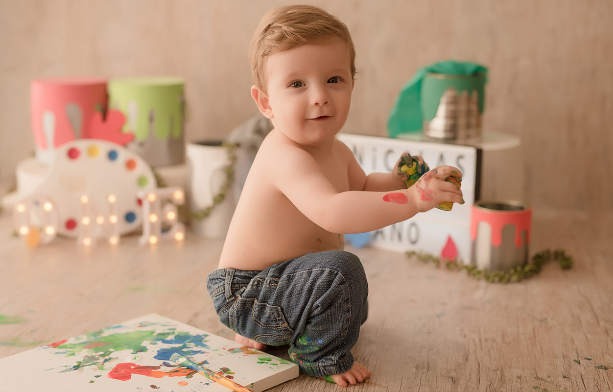 foto de bebe em caxias do sul fotografa morgana perini bebe com tinta e quadro
