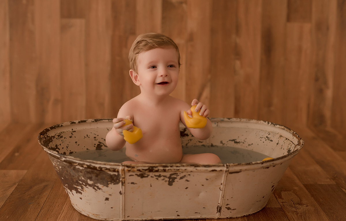 foto de bebe em caxias do sul fotografa morgana perini bebe toamando banho em banheira