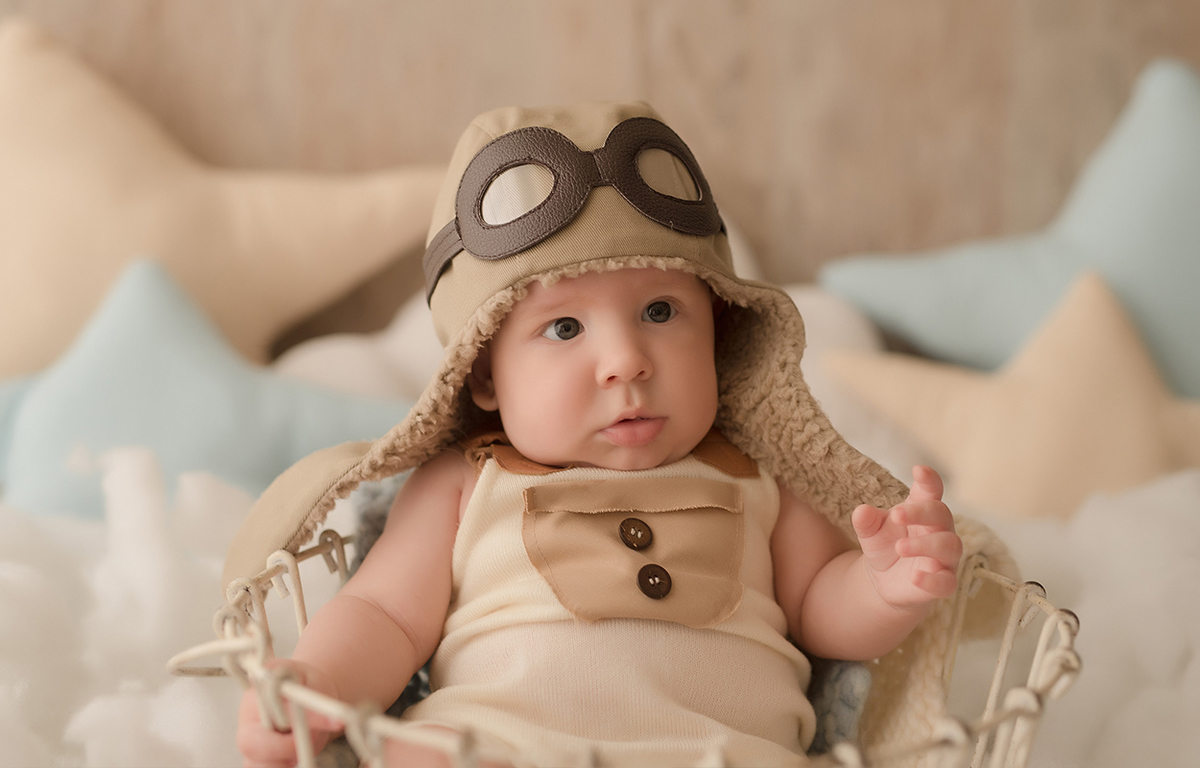 foto de bebe em caxias do sul fotografa morgana perini bebe em cestinha com touca de aviador