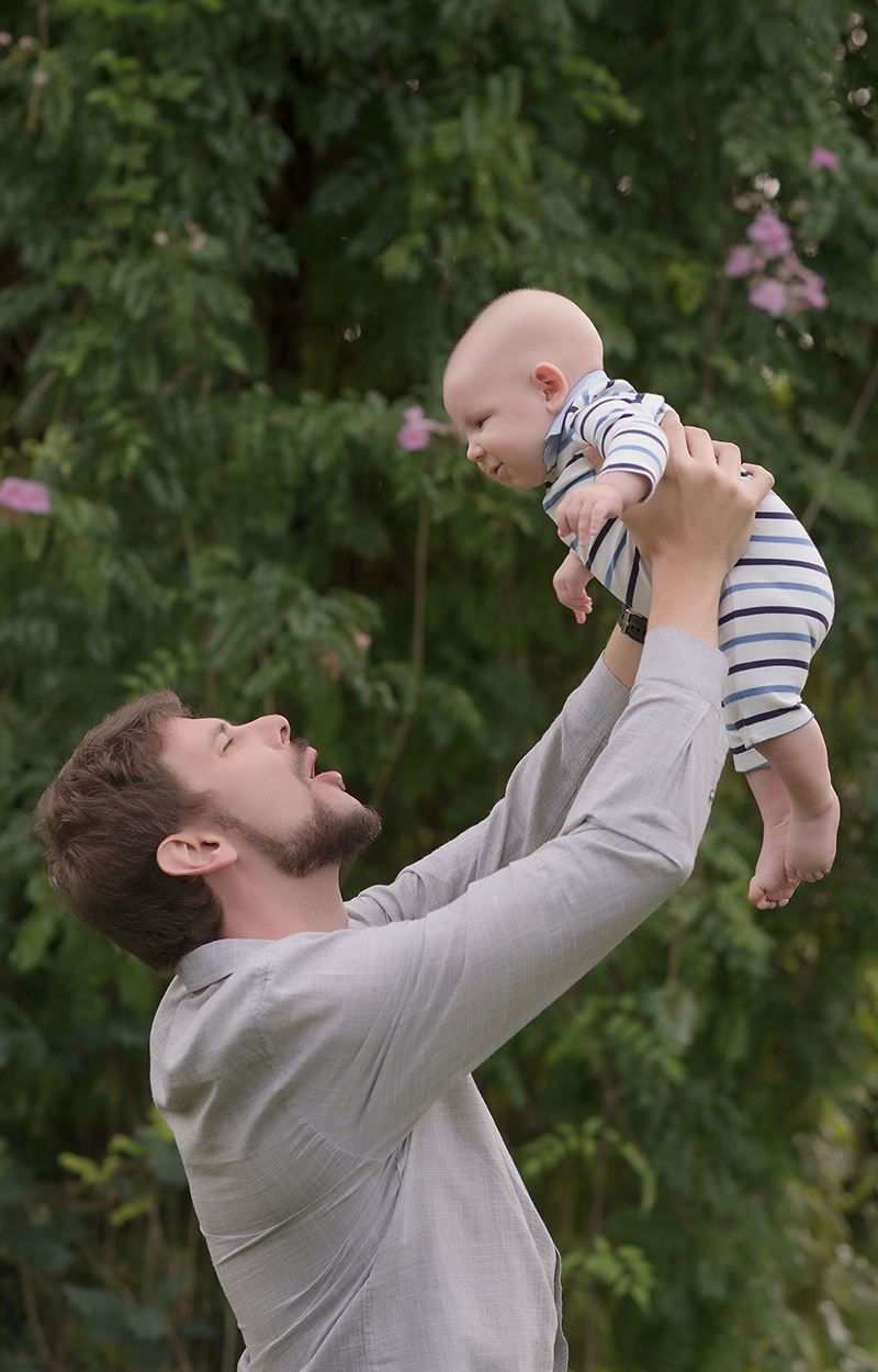 foto de bebe em caxias do sul fotografa morgana perini pai brincando com bebe