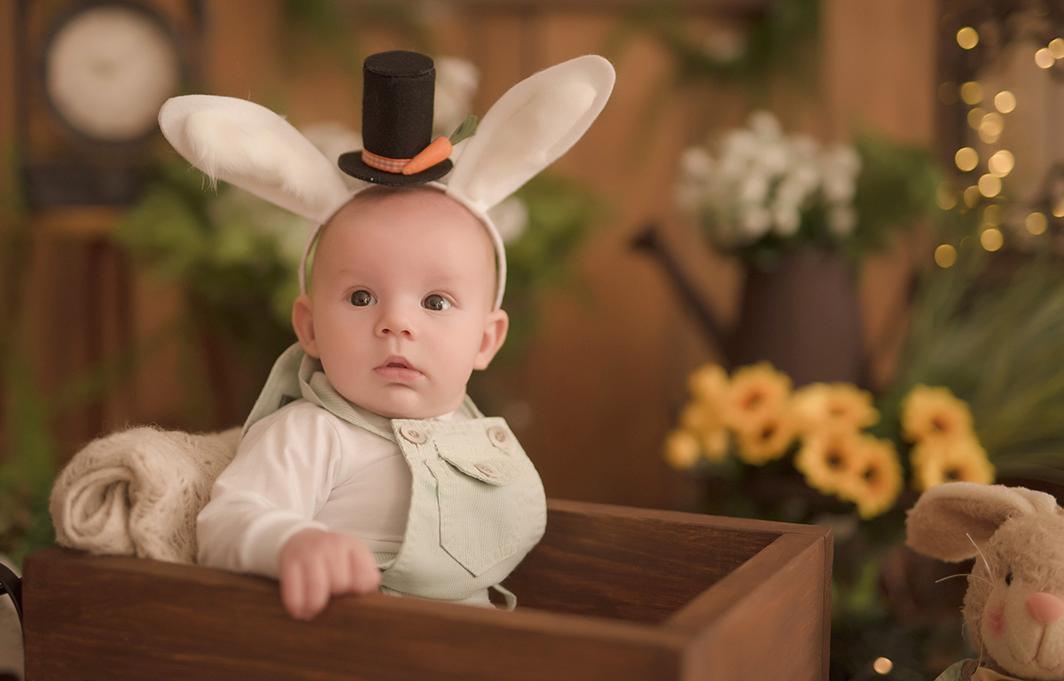 foto de bebe em caxias do sul fotografa morgana perini bebe sentadindo com orelha de coelho