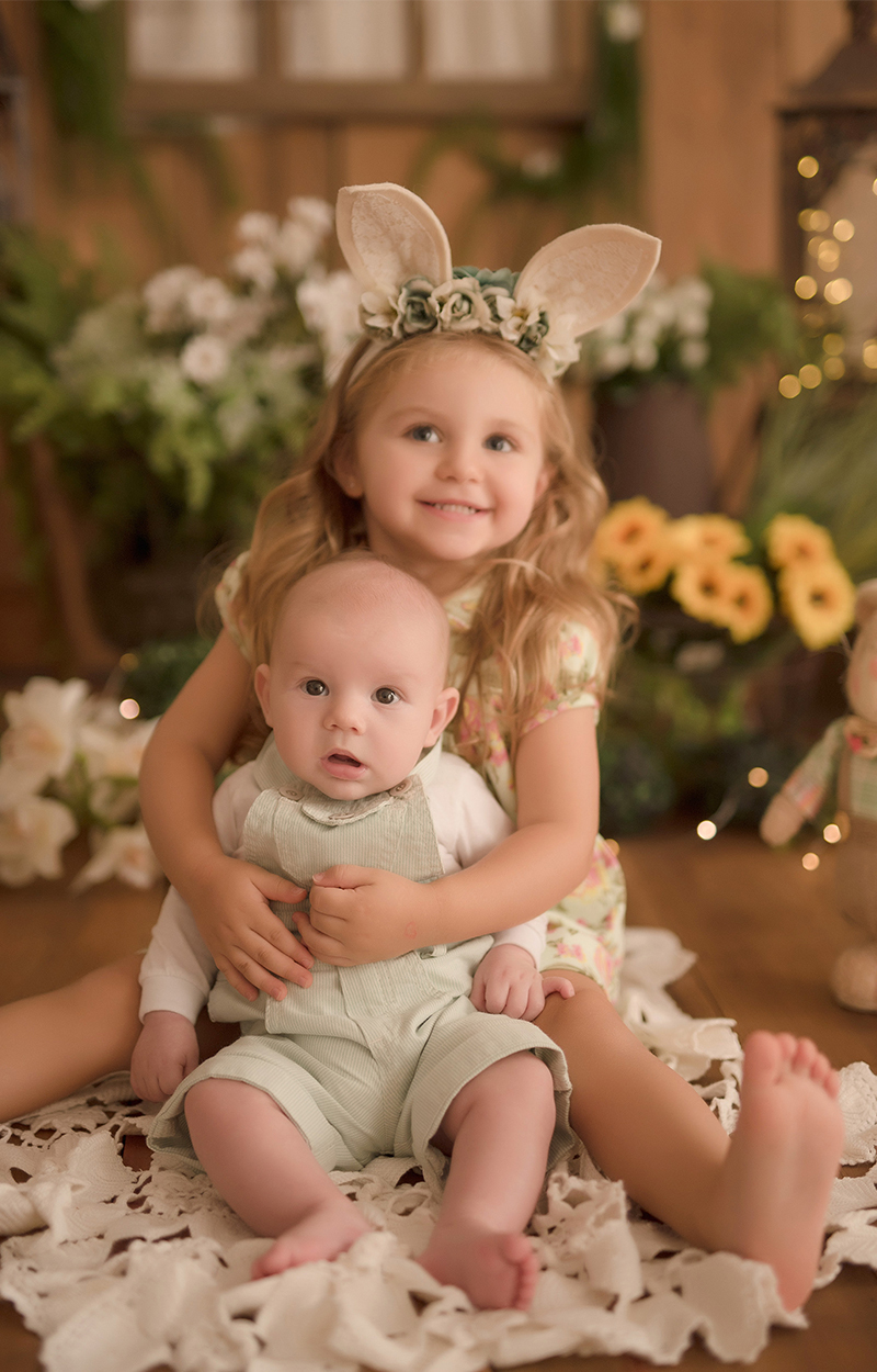 foto de bebe em caxias do sul fotografa morgana perini irma abraçando irmãozinho