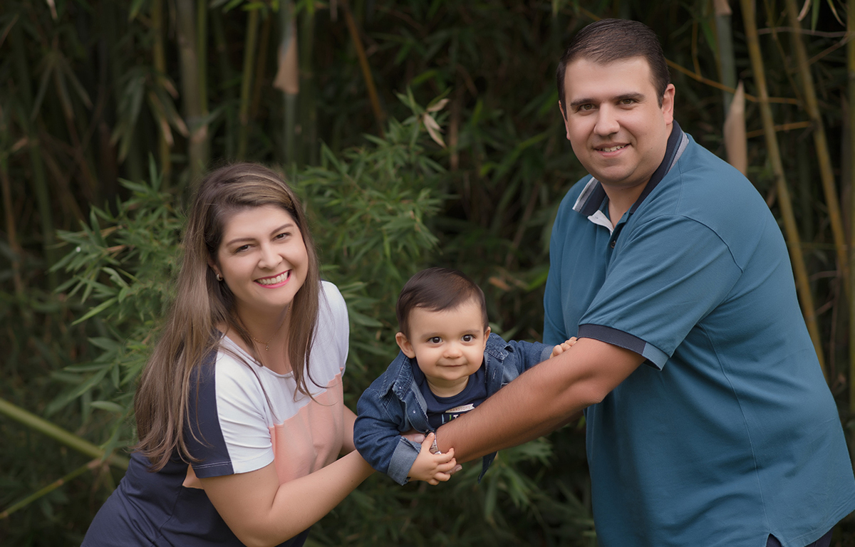 foto de bebe em caxias do sul fotografa morgana perini familia brincando com bebe