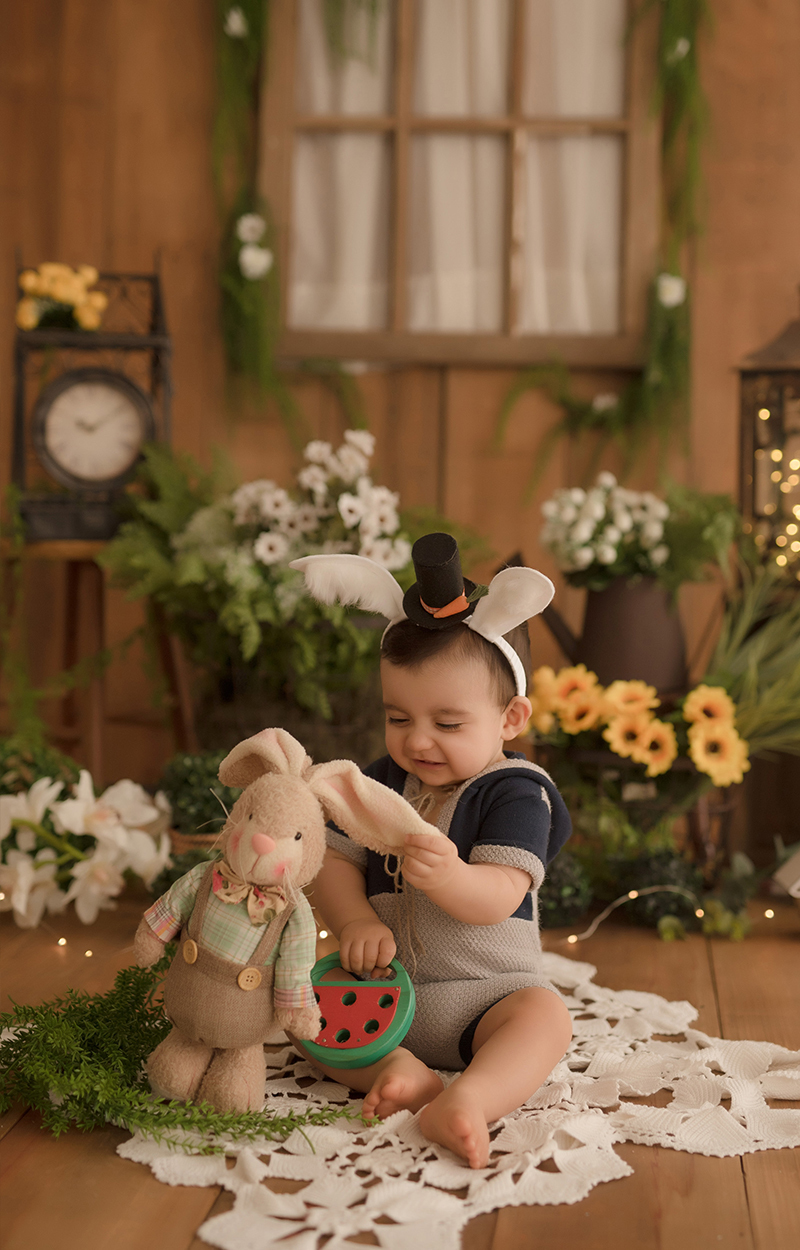 foto de bebe em caxias do sul fotografa morgana perini bebe sorrindo com coelho pascoa