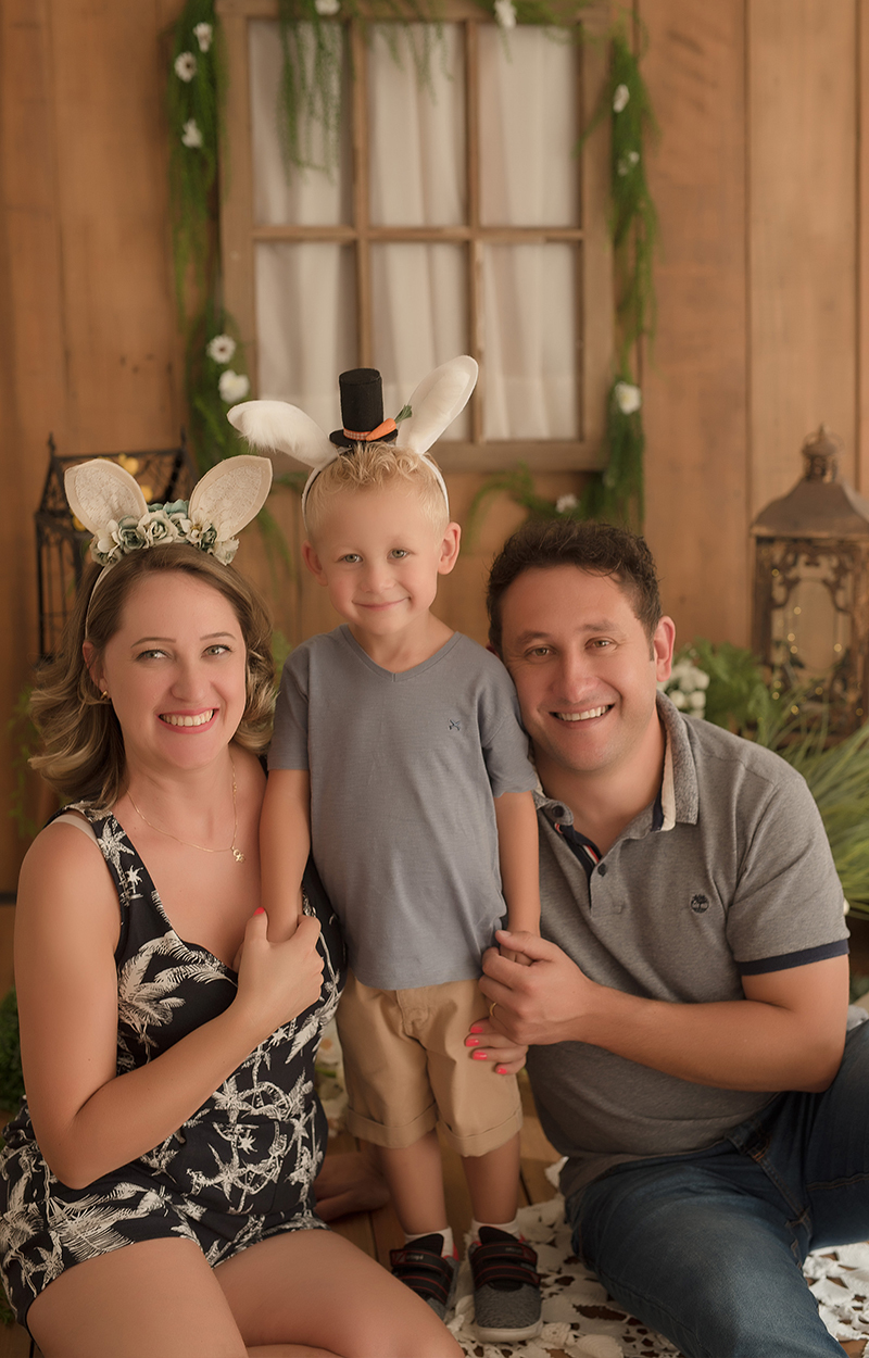 foto de criança em caxias do sul fotografa morgana perini famila com orelhas de coelinho