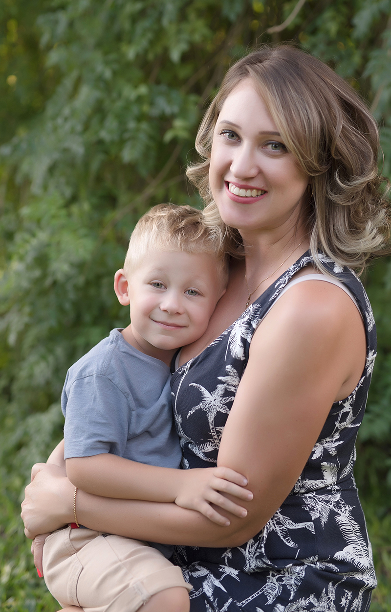 foto de criança em caxias do sul fotografa morgana perini mãe sorrindo com filho no colo