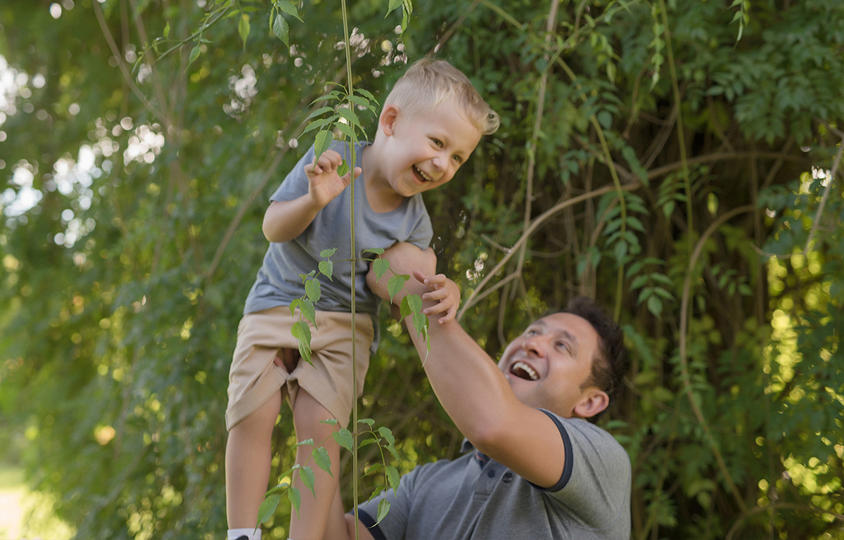 foto de criança em caxias do sul fotografa morgana perini pai brincando com o filho