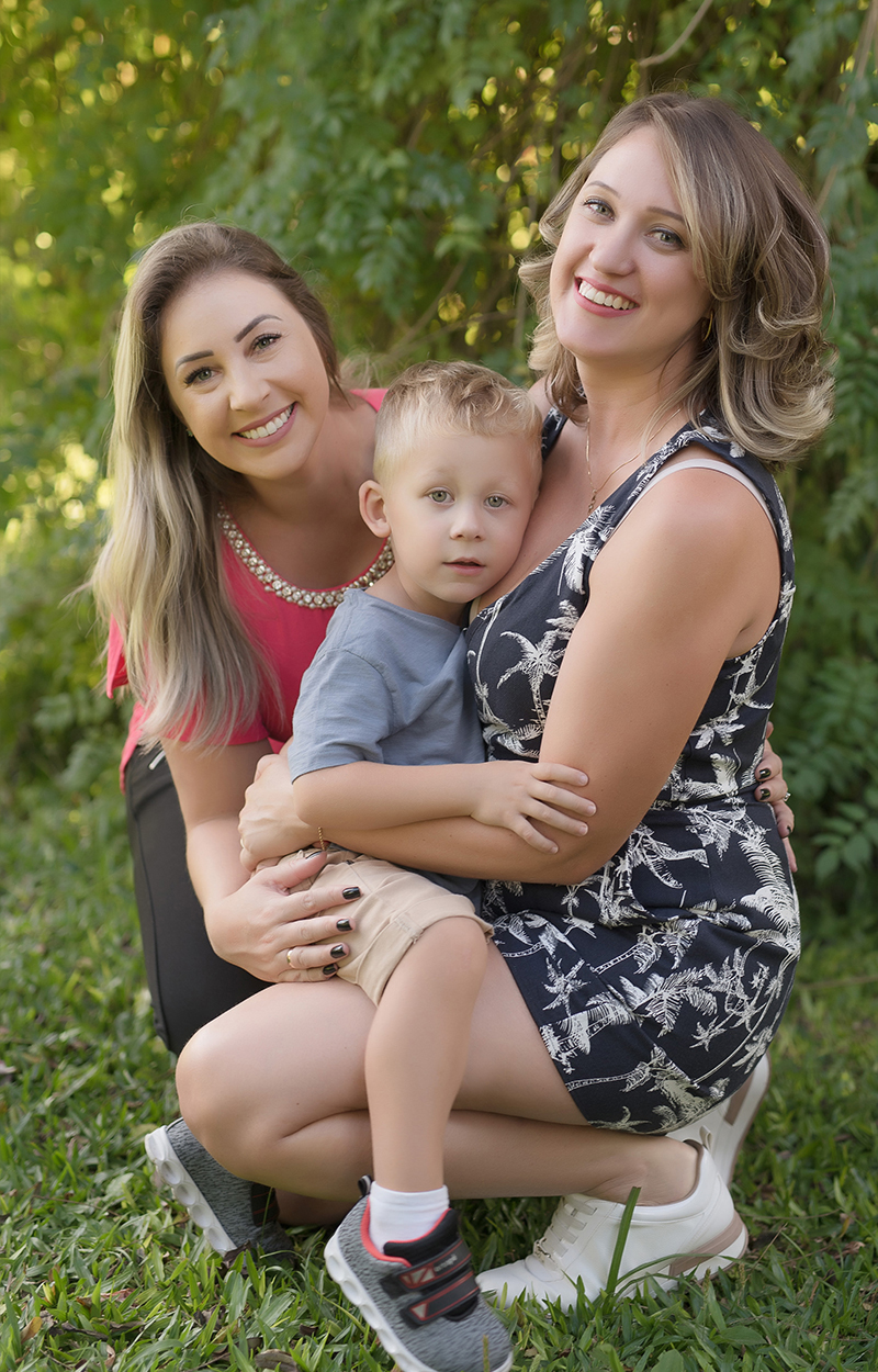 foto de criança em caxias do sul fotografa morgana perini criaça no colo da mae e mulher