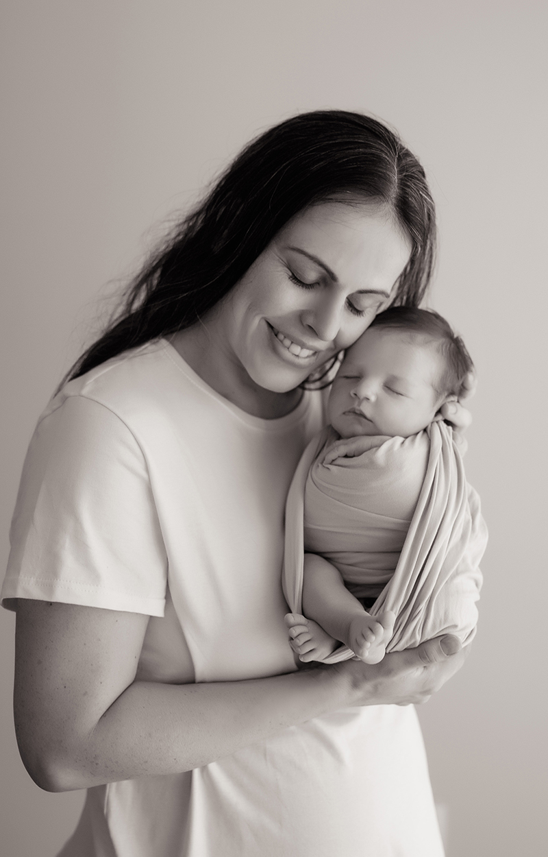 foto de recem nascido em caxias do sul fotografa morgana perini foto peb com a mae