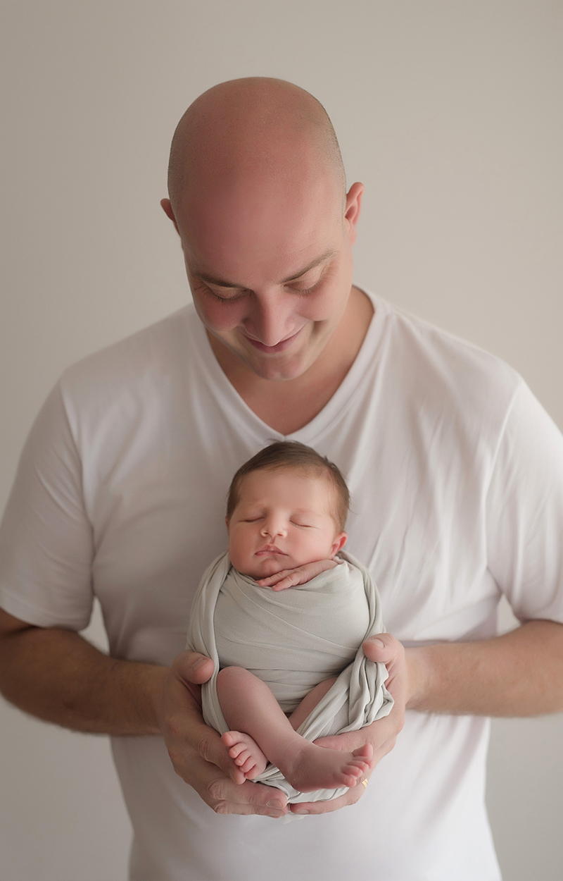 foto de recem nascido em caxias do sul fotografa morgana perini bebe no colo do pai