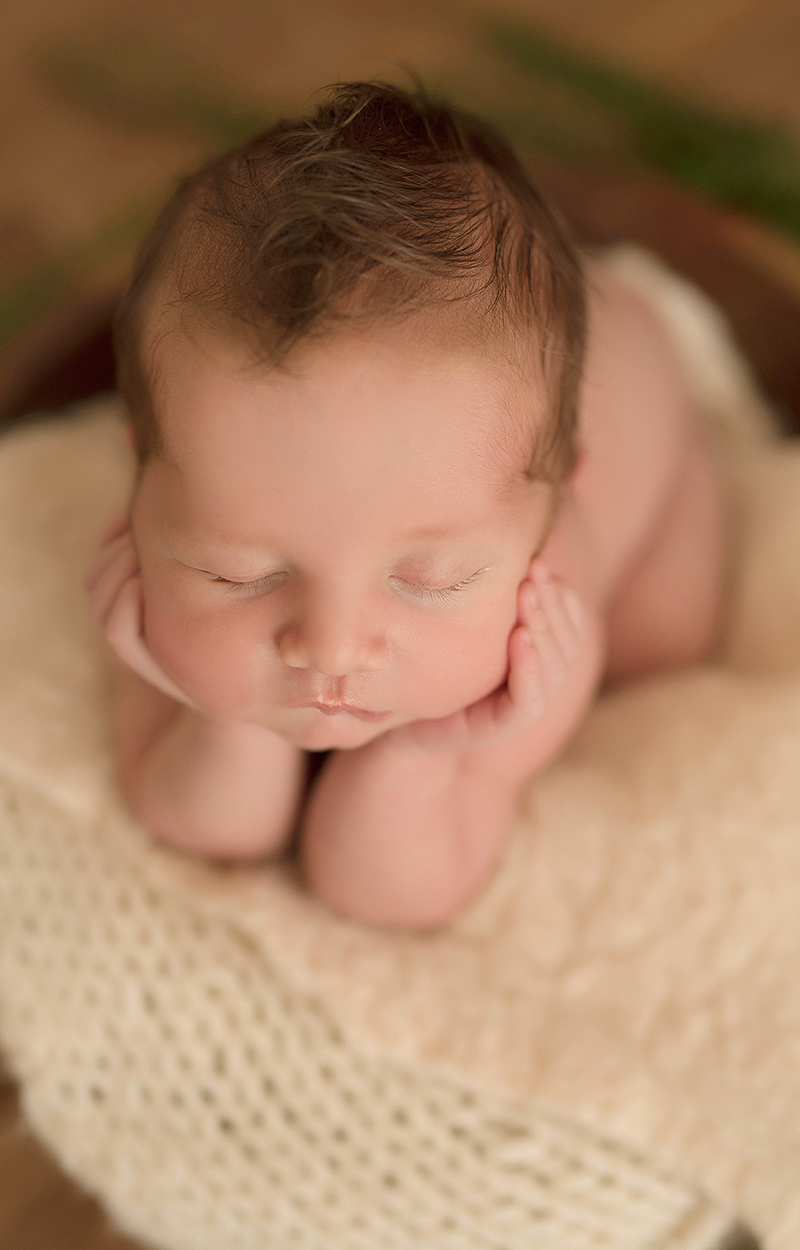 foto de recem nascido em caxias do sul fotografa morgana perini bebe segurando o rostinho