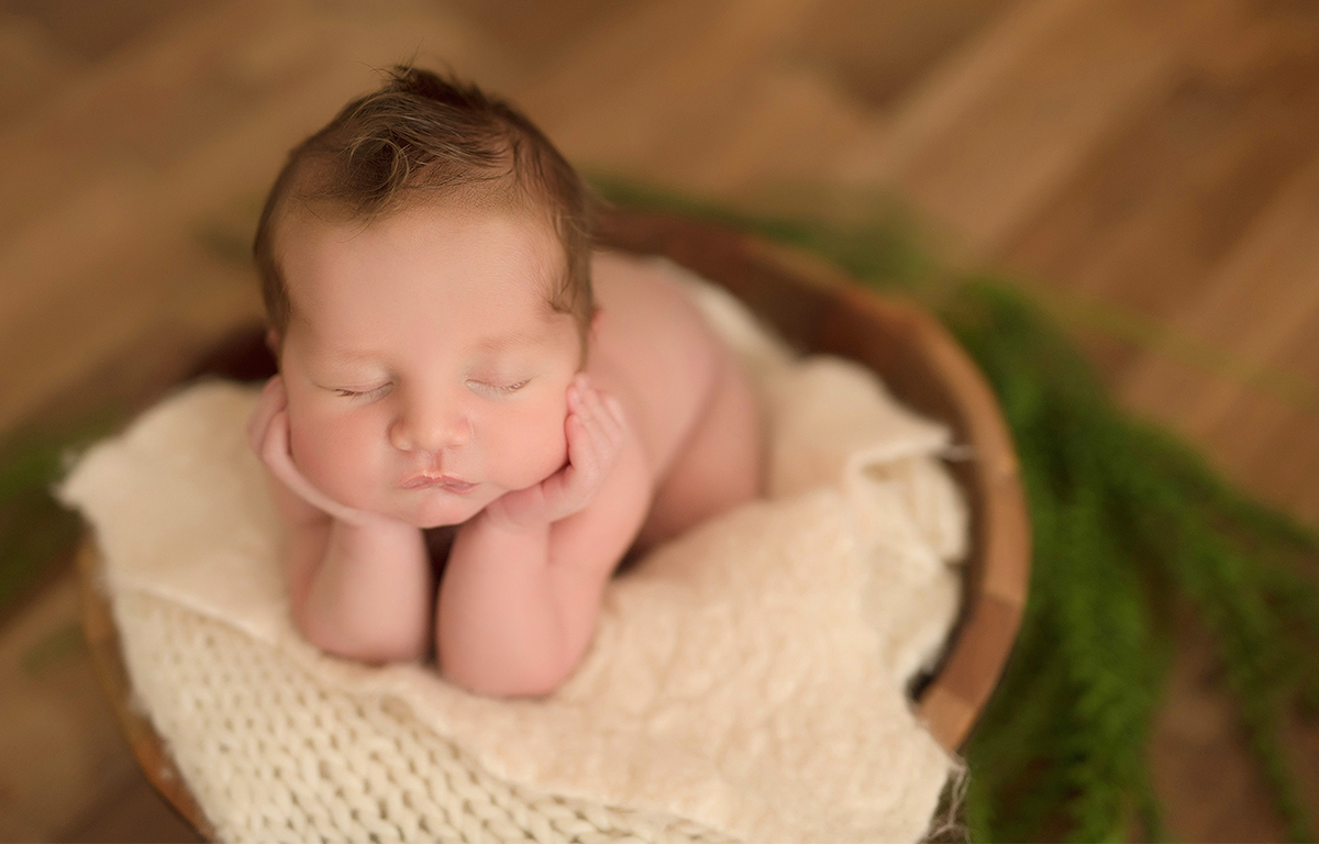 foto de recem nascido em caxias do sul fotografa morgana perini bebe na pose sapinho