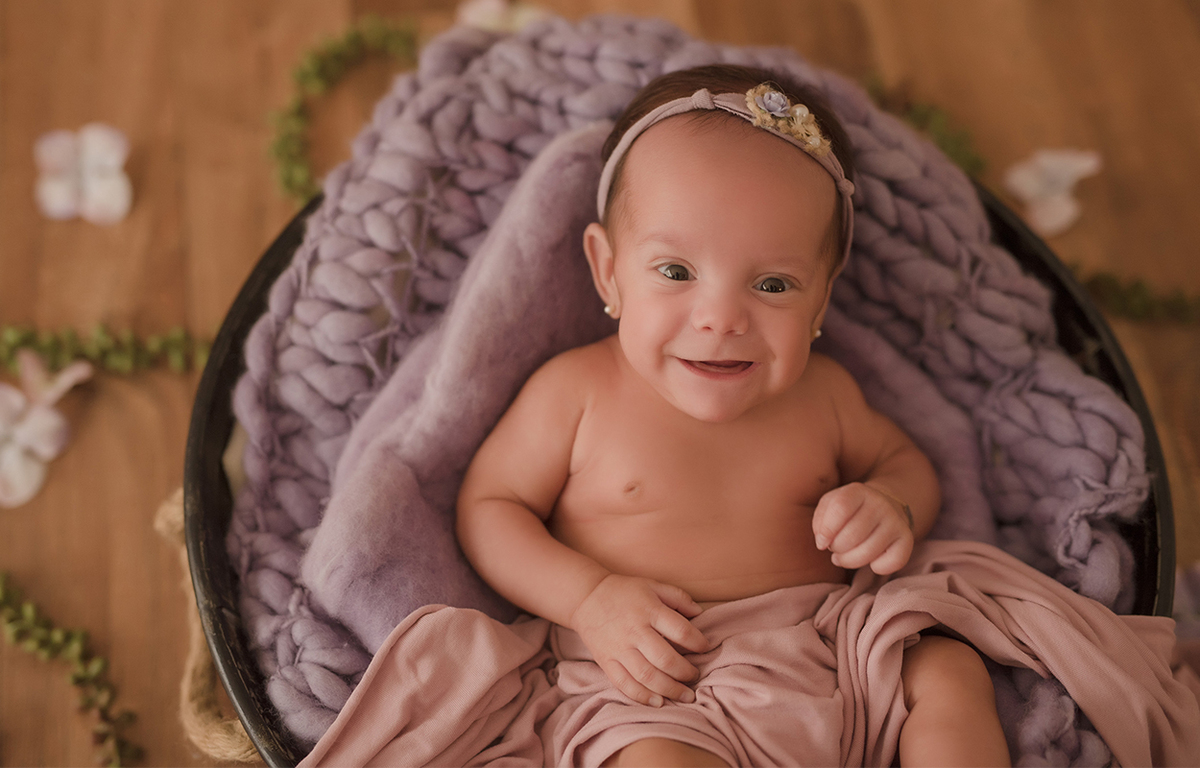 foto de bebe em caxias do sul fotografa morgana perini bebe sorrindo manta roxa