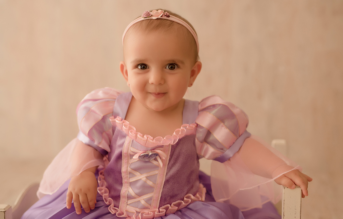 foto de bebe em caxias do sul fotografa morgana perini bebe vestida de princesa vestido roxo