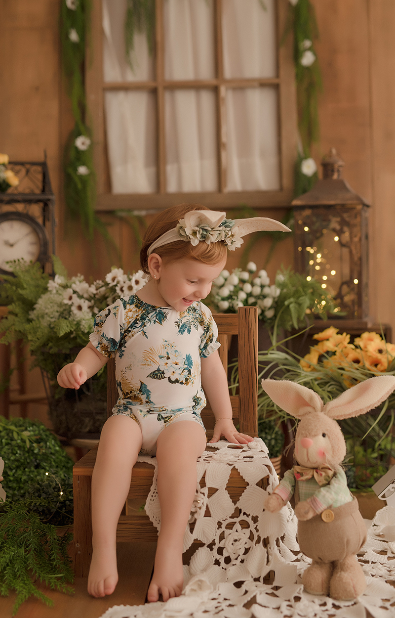 foto de bebe em caxias do sul fotografa morgana perini menina olhando para coelhinho