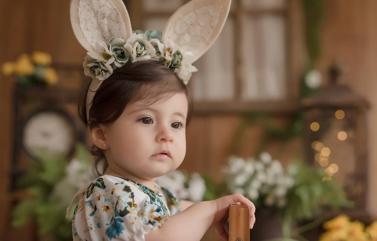 foto de bebe em caxias do sul fotografa morgana perini bebe olhando para longe pascoa