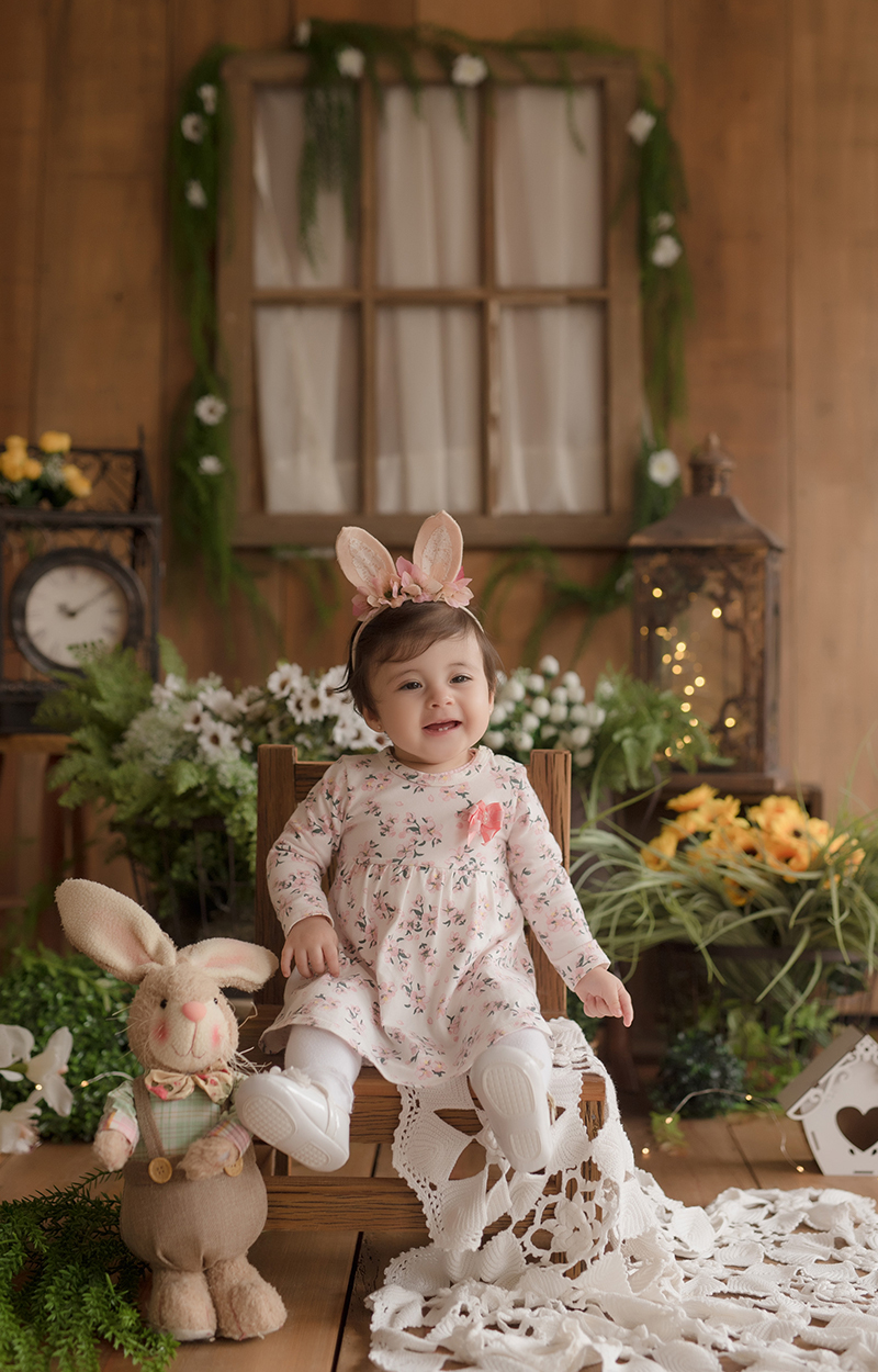 foto de bebe em caxias do sul fotografa morgana perini bebe sentada na cadeira sorrindo pascoa