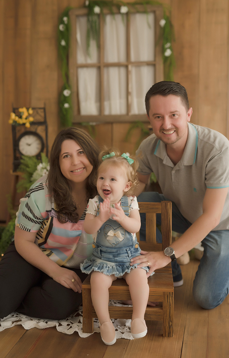 foto de bebe em caxias do sul fotografa morgana perini com os pais batendo palma